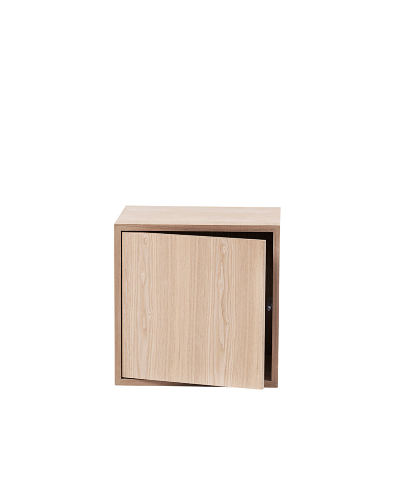 Stacked - Eikhylle med dør - Medium
