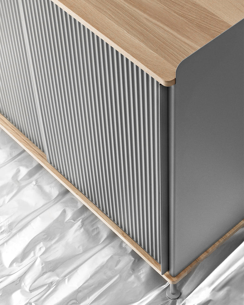 Enfold - Grått sideboard - Riflet metall - Eik