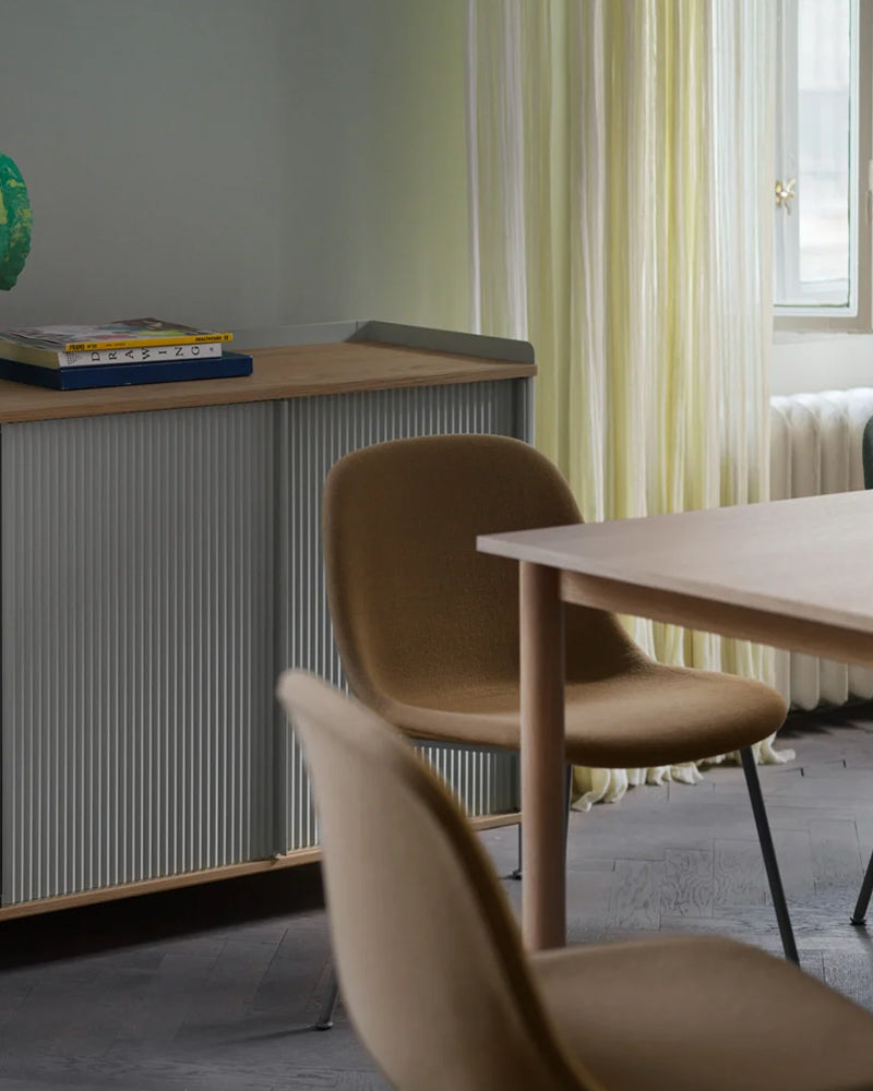Enfold gråt sideboard fra Muuto med riflet metaloverflade og massiv eg, frisørudstyr til opbevaring