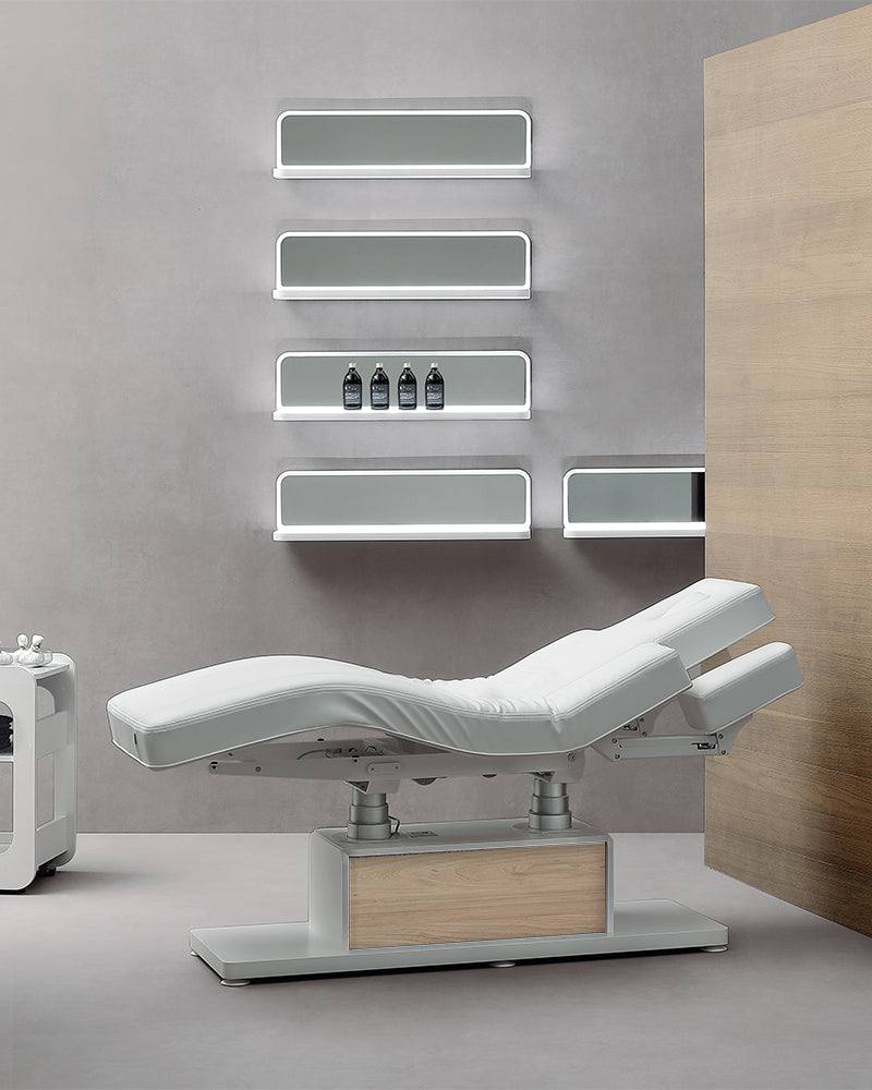The Clair - Hvit massasjebord med detaljer i eikemønster - med motor - med justerbare armlener