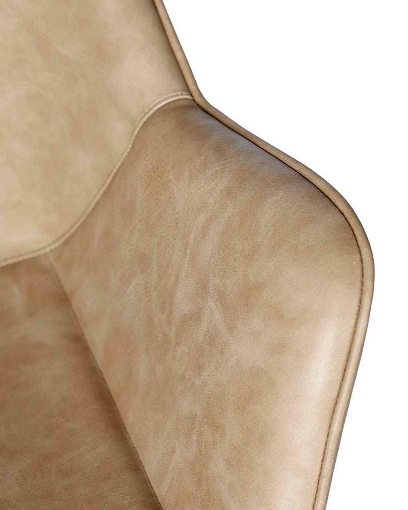 Chloe Sand - Beige Frisørstol - Sort pumpe - Messing rund base