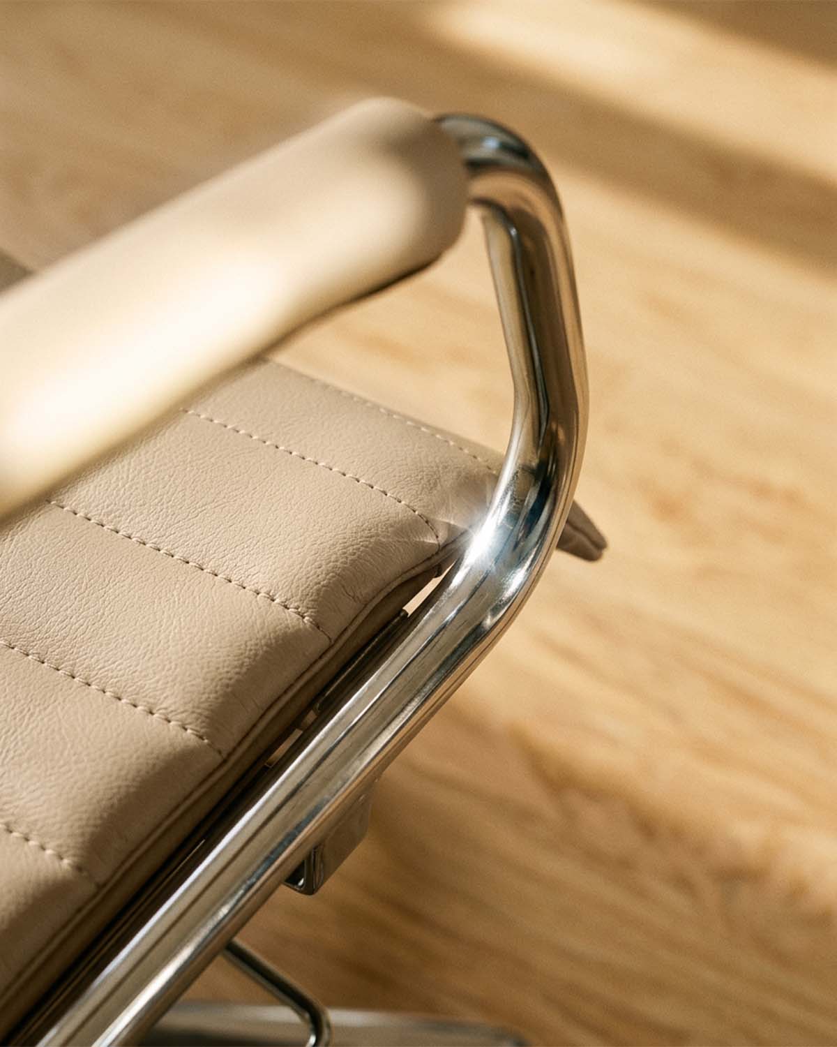 Greiner 59 - beige stylingstol med krom kryssbase