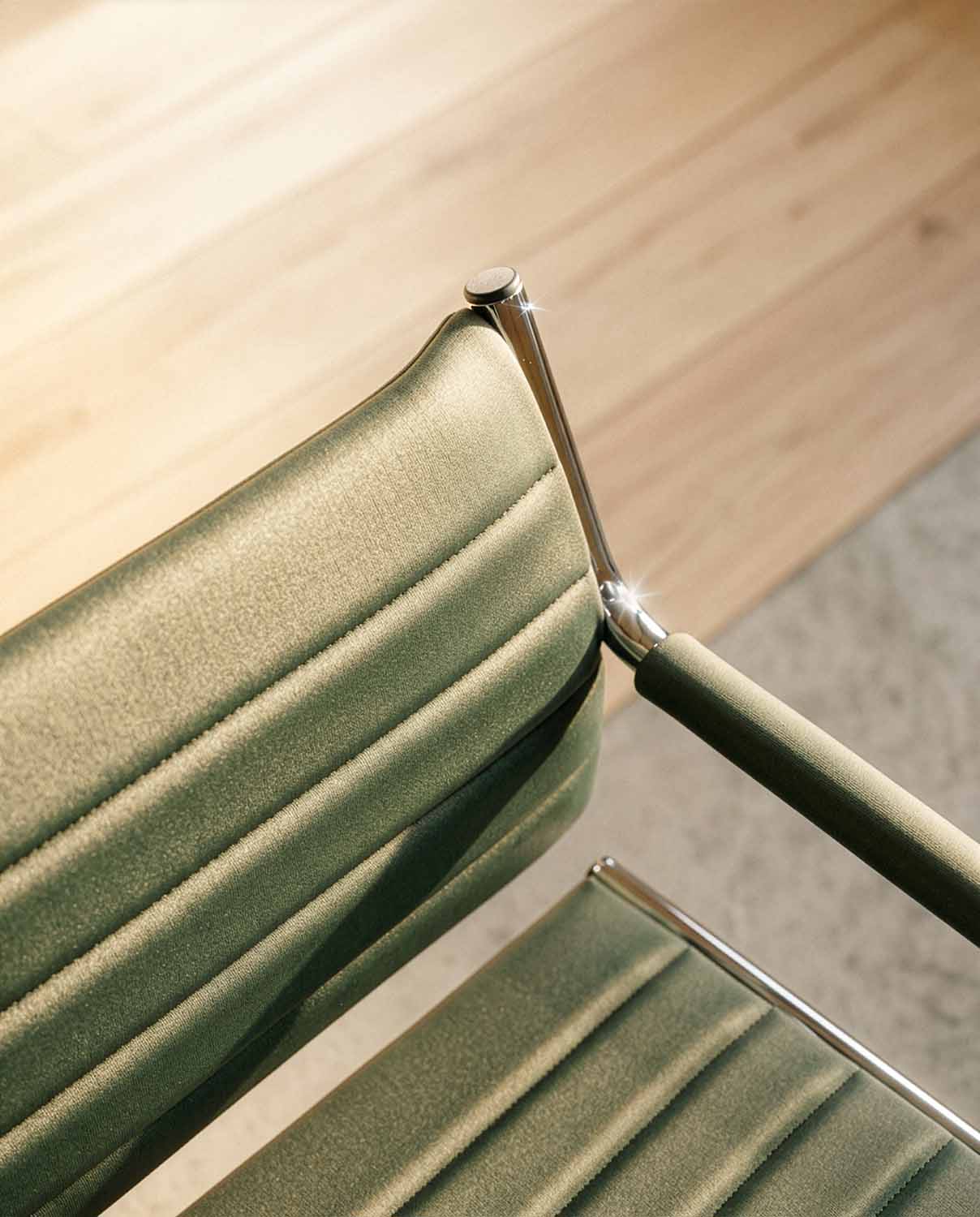 Greiner 59 SuperTex - mørkegrønn stylingstol med krom kryssbase