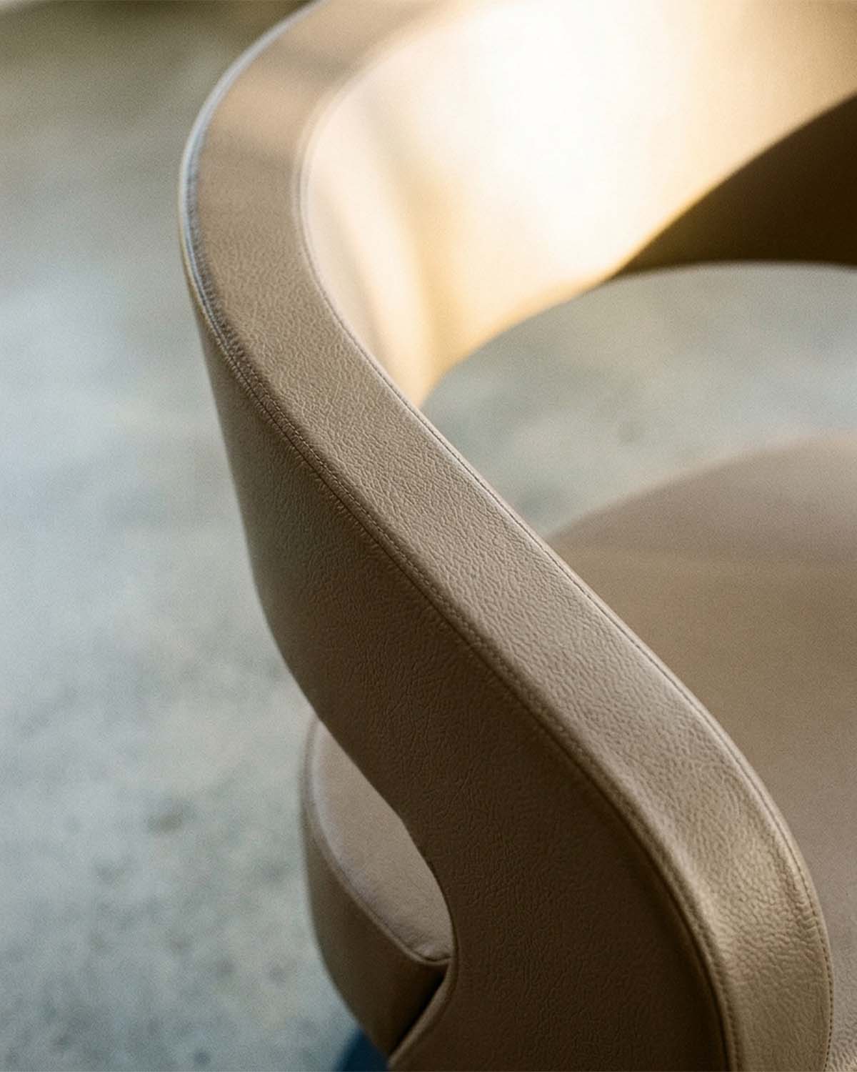 Greiner 50 - Beige stylingstol med sort rund base
