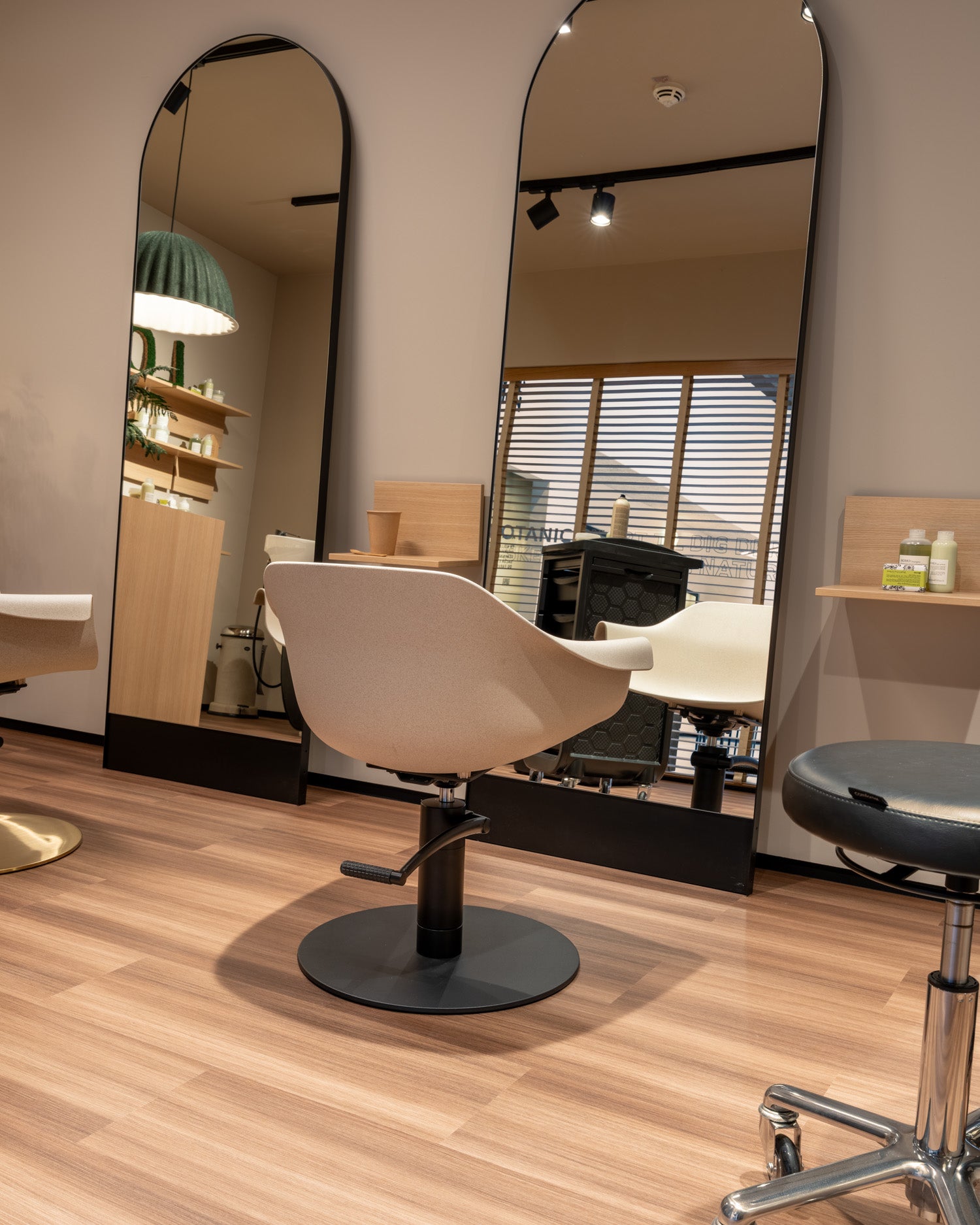 Eco - Beige frisørstol - Sort rund base