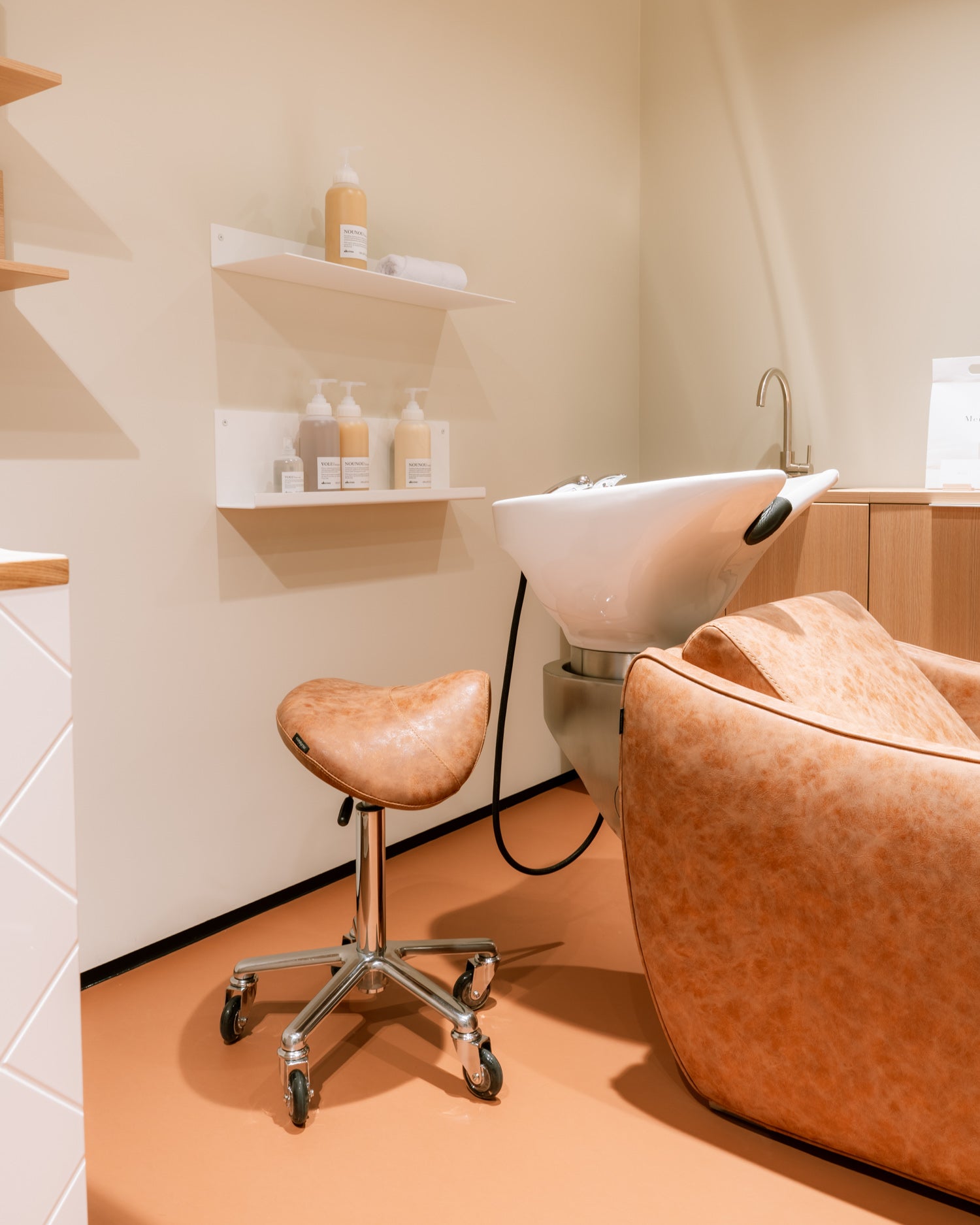 Saddle Tan - Brun sadelstol med krom kryssbase