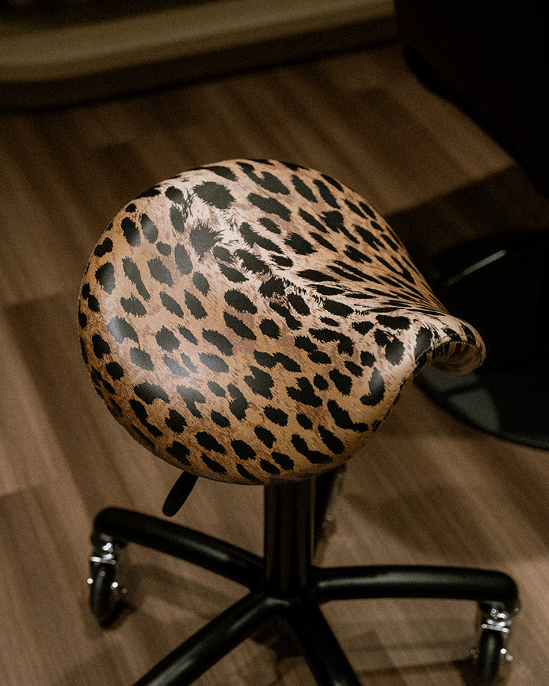 Stella - sort sadelstol med leopardtrekk og rullehjul